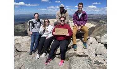 乔恩·维洛塔(Jon Velotta)和他的学生研究人员坐在蓝天山(以前被称为山)的山顶上. 埃文斯.